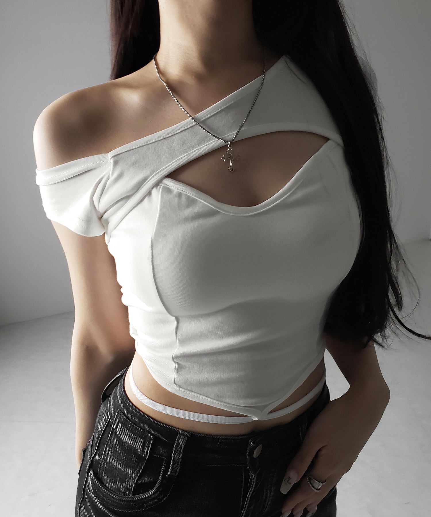 【 2color 】胸開きカットアウトクロスストラップワンショルダーTシャツ / open chest cutout cross strap one shoulder T-shirts
