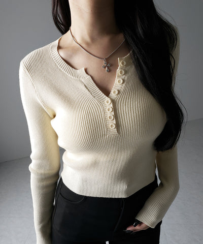 キーネックボタンデザインクロップドリブニット