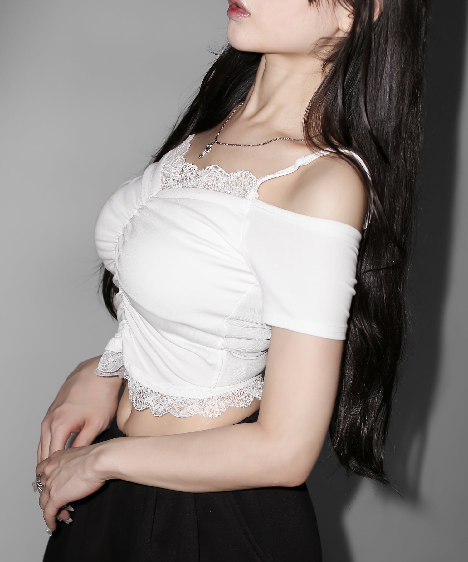レースドッキングシャーリング半袖オフショルトップス / lace docking shirring short-sleeved off-shoulder tops