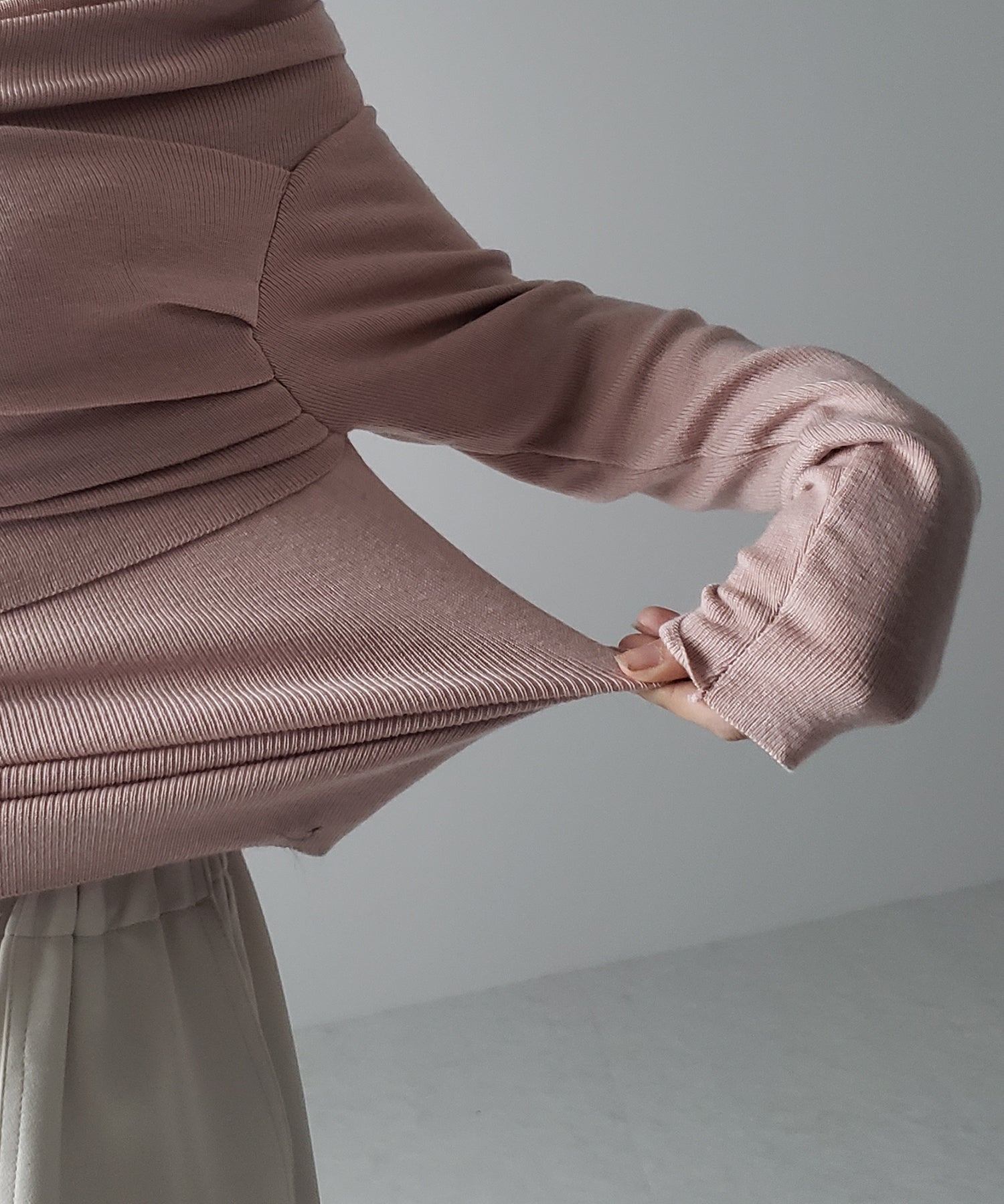 タックデザインドレープオフショルダーリブニット