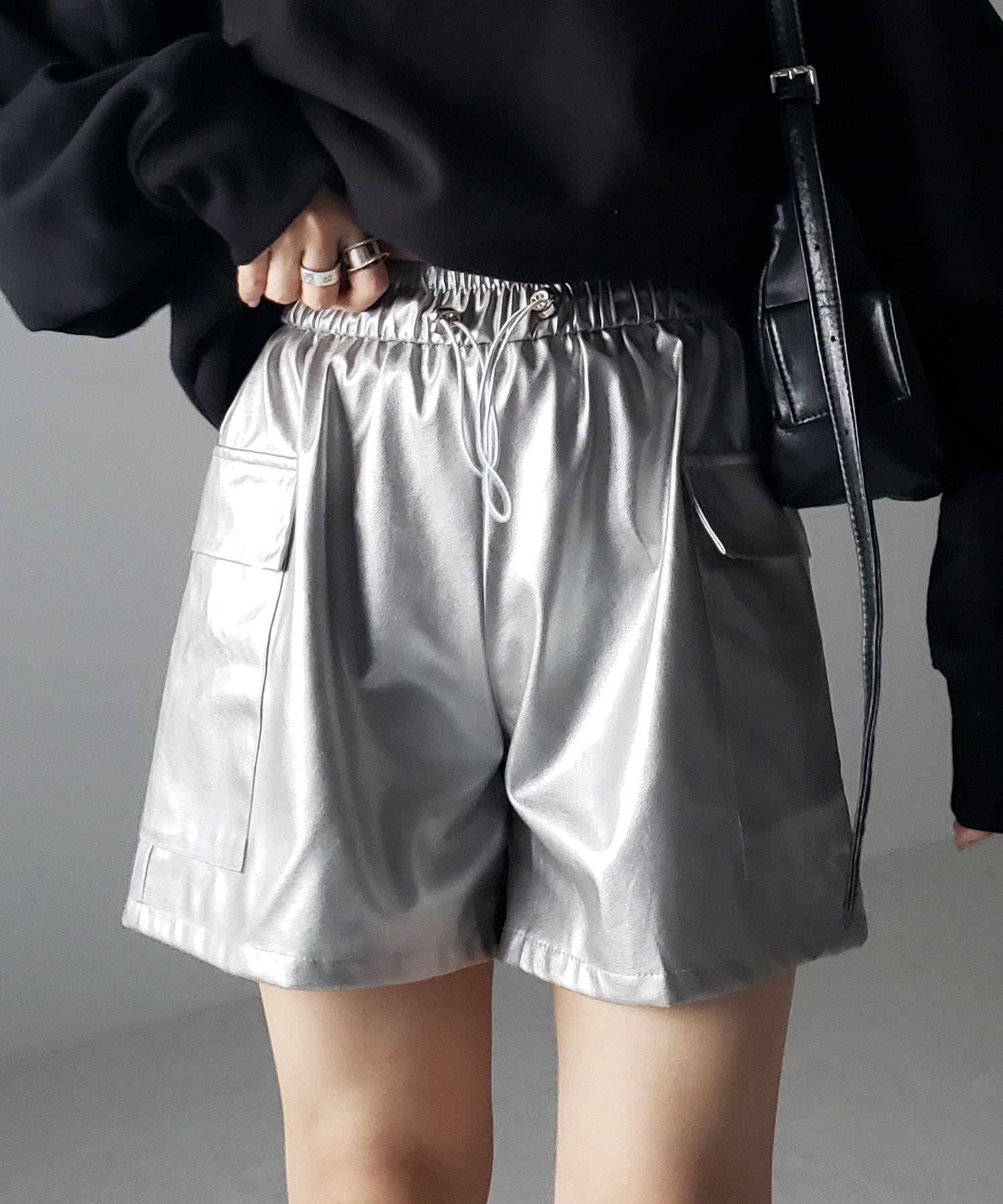 【 2color / 3size 】ドローコードフェイクレザーカーゴショートパンツ