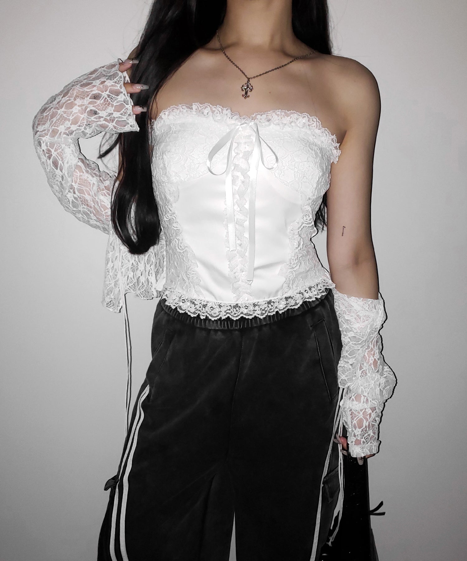【 2color 】フロントリボンレースフリルコルセットベアトップ / front ribbon lace frill corset bare top