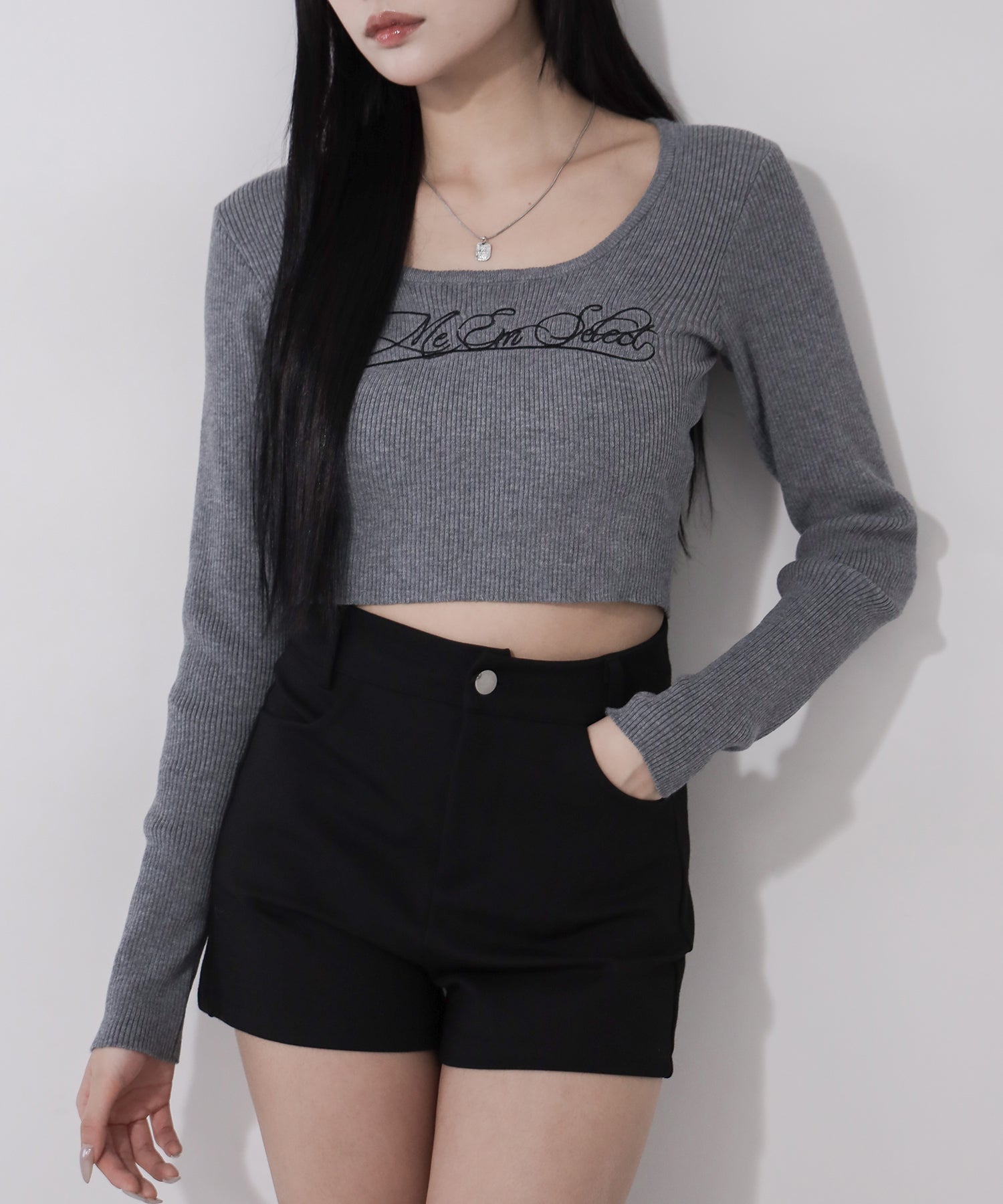 レタリングロゴ刺繍スクエアネックショートリブニットトップス / lettering logo embroidery square neck short rib knit tops