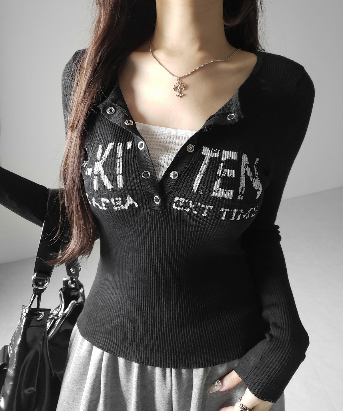 ヘンリーネックフェイクレイヤードロゴ長袖シアーニットトップス / henly neck fake layered logo longsleeve sheer rib knit tops