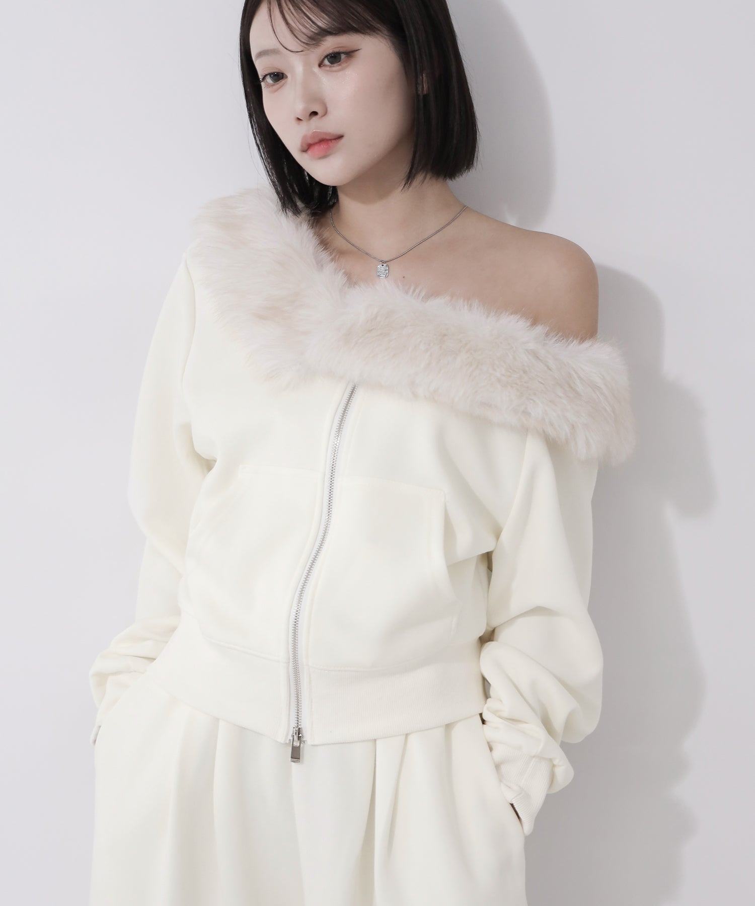 【 セットアップ 】ファーダブルジップワンショルスウェット&タックワイドスウェットパンツ / Fur double-zip one-shoulder sweatshirt & tuck wide sweatpants SETUP
