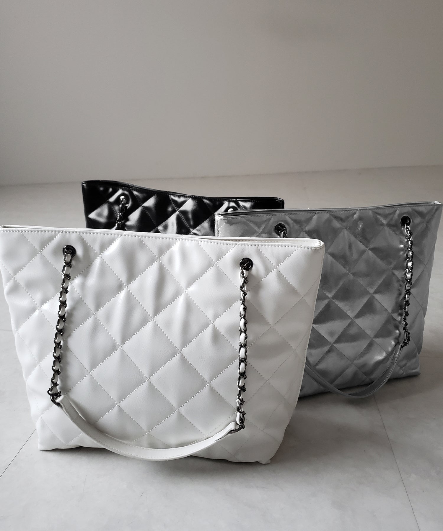 【 A4収納可 】キルティングチェーンスクエアトートショルダーバッグ / quilting chain square tote shoulder bag