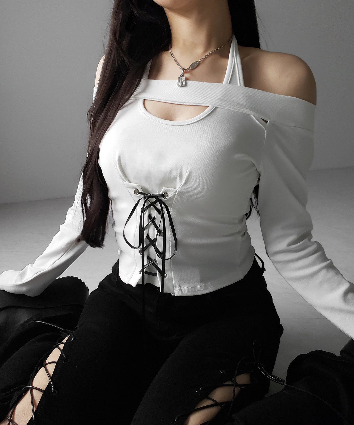 レースアップカットアウトホルターオフショルトップス / laceup cutout halter offshoulder tops