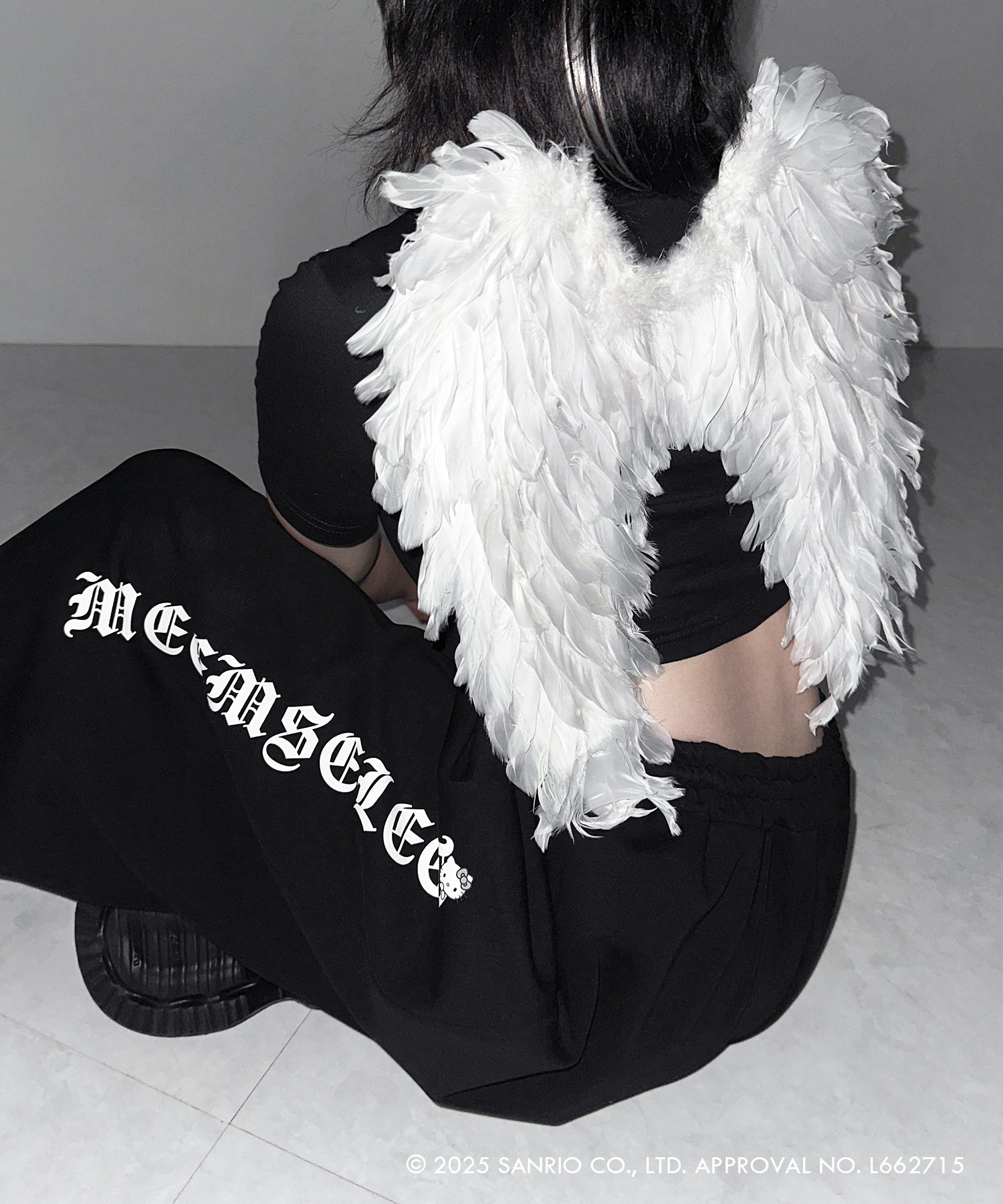 【 HELLO KITTY × me+em select 】ハローキティグランジロゴショートちびTシャツ / Hello Kitty grunge logo short chibi T-shirt 【 セットアップ着用可能 】