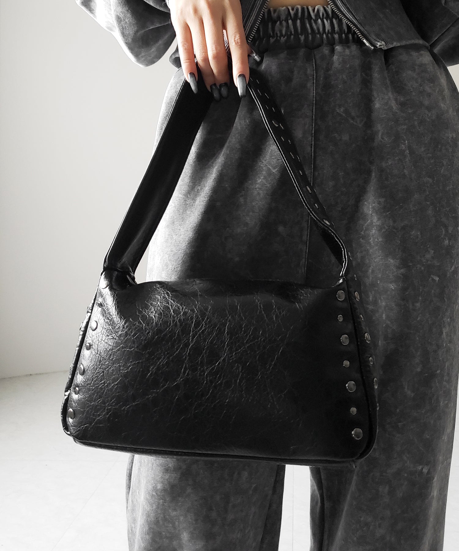 スタッズデザインスクエアショルダーバッグ / stud design square shoulder bag