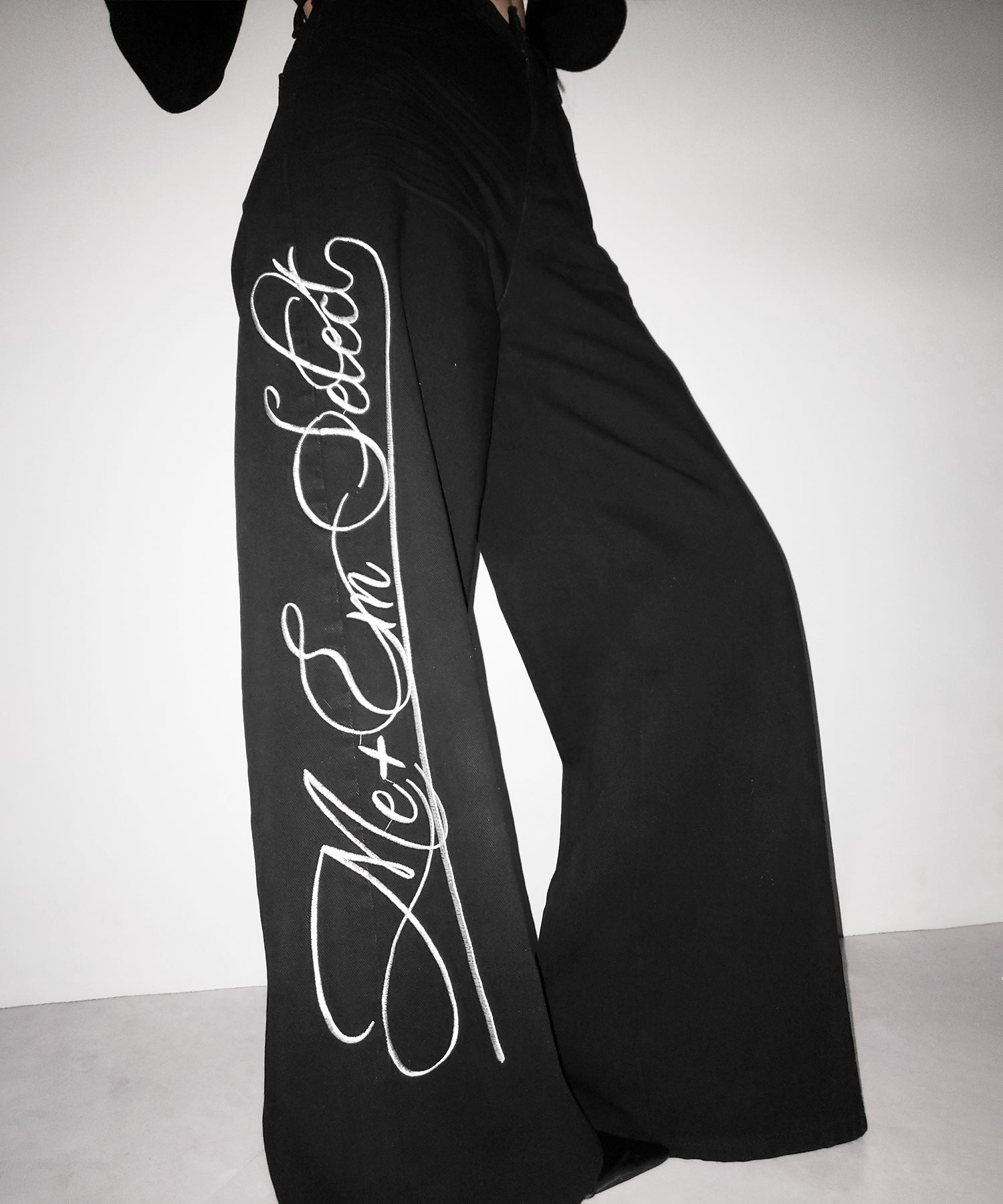 レタリングロゴ刺繍ハイウエストワイドブラックデニム / lettering logo embroidery high waist wide black denim
