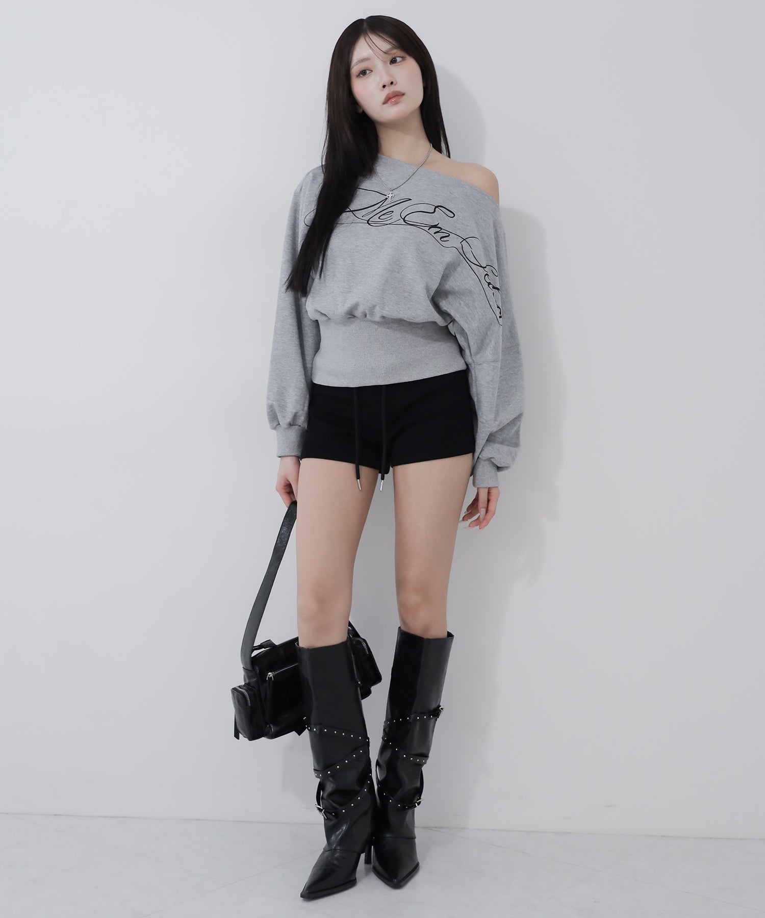 レタリングロゴワンショルショートスウェットライクトップス / lettering logo one-shoulder short sweatlike tops