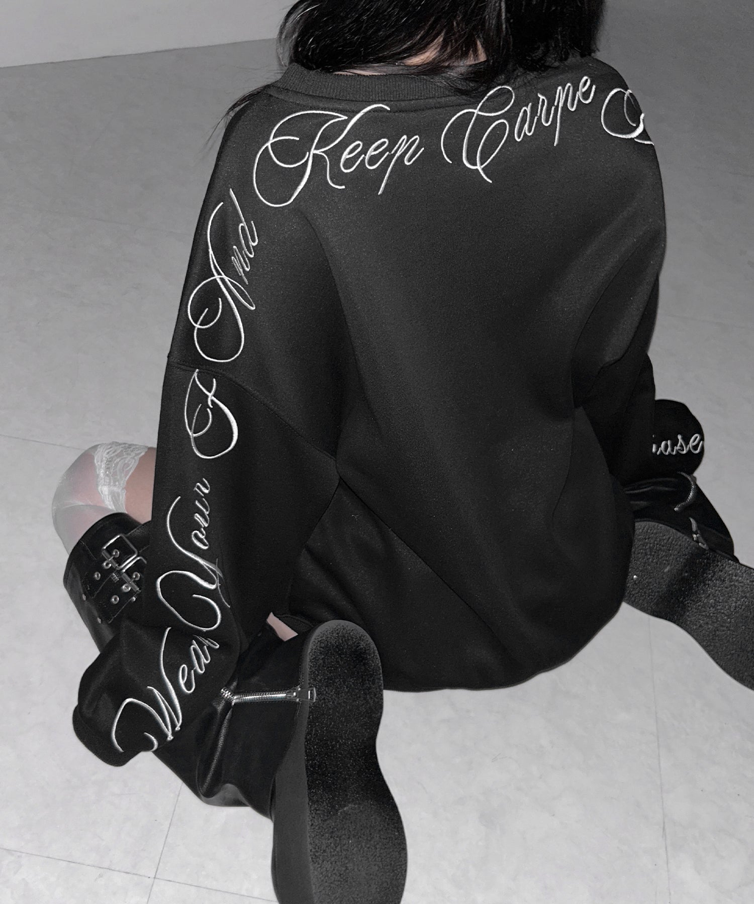 レタリングロゴ刺繍スウェットプルオーバー / lettering logo embroidery sweat pullover