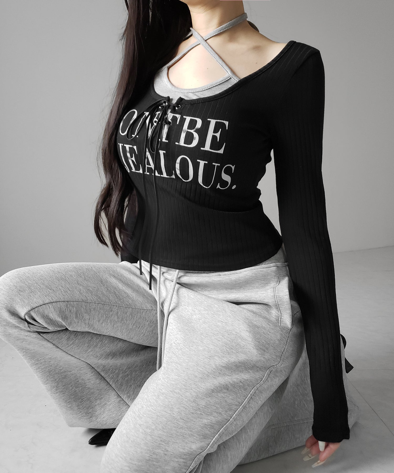 【 クロスネックにできる2WAY 】レースアップフェイクレイヤードロゴカットソートップス / laceup fake layered logo cutsew tops