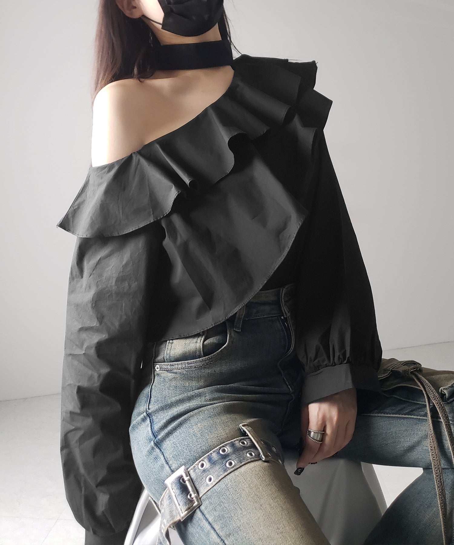 【 2color 】チョーカーフリルワンショルダーブラウス / choker frill one shoulder blouse