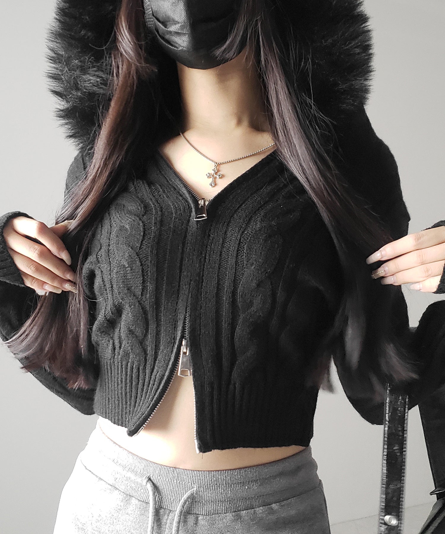 ファーフーディダブルジップショートニットパーカー / Fur hooded double zip short knit hoodie