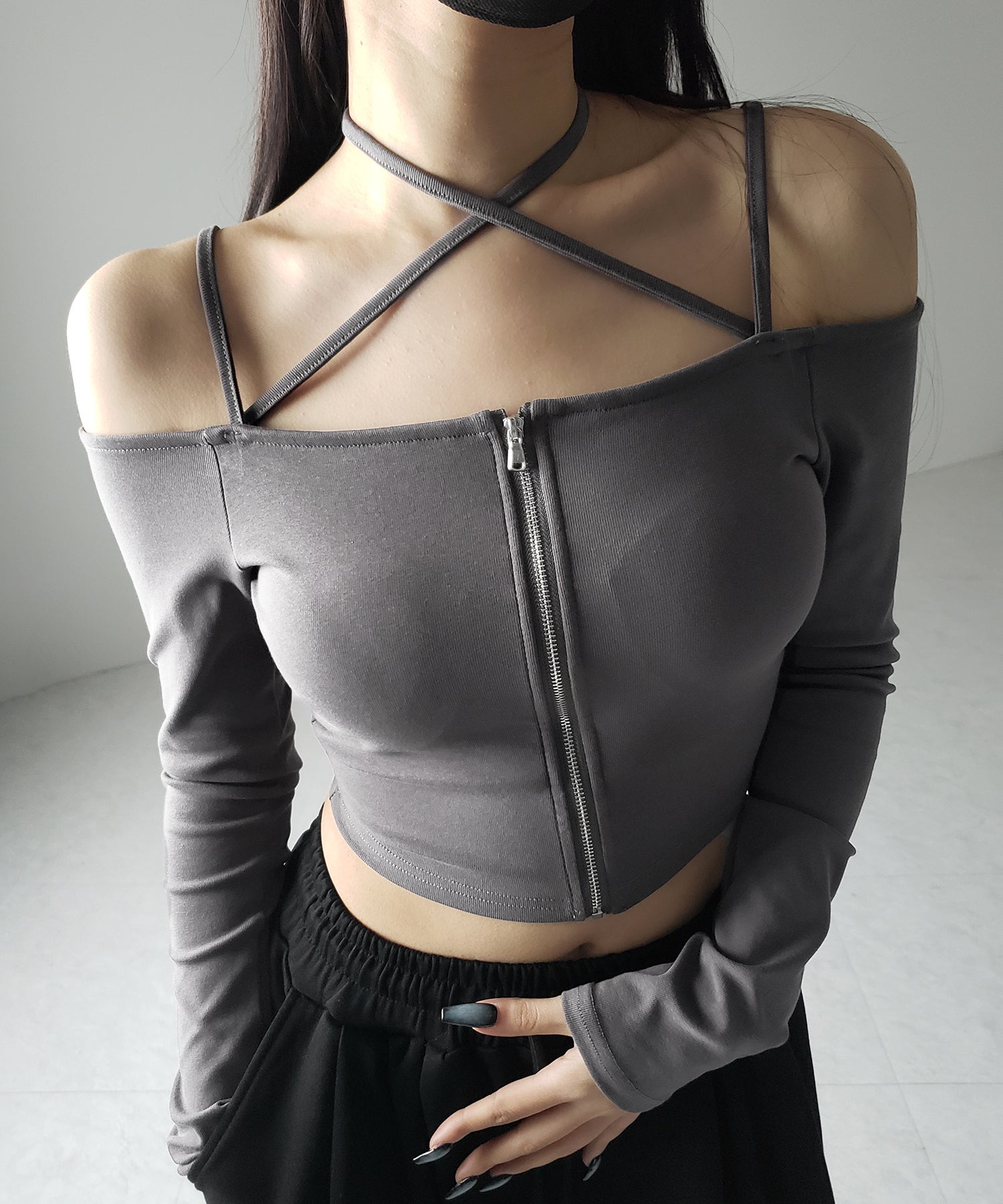 【 3color / カップ付 】フロントジップクロスストラップオフショルトップス / front zip cross straps off-shoulder tops