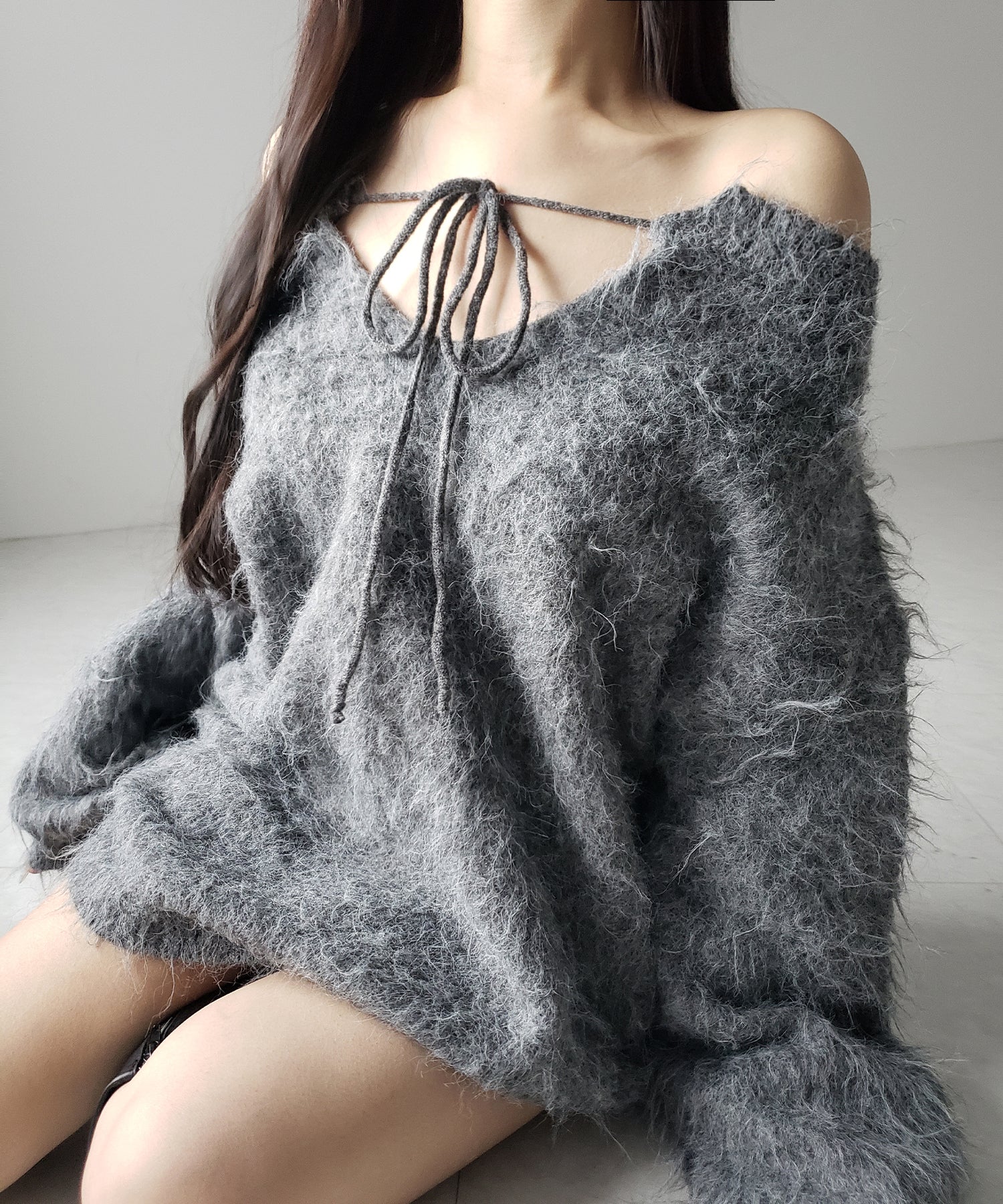 ストラップリボンオフショルオーバーシャギーニット / strap ribbon off shoulder over shaggy knit