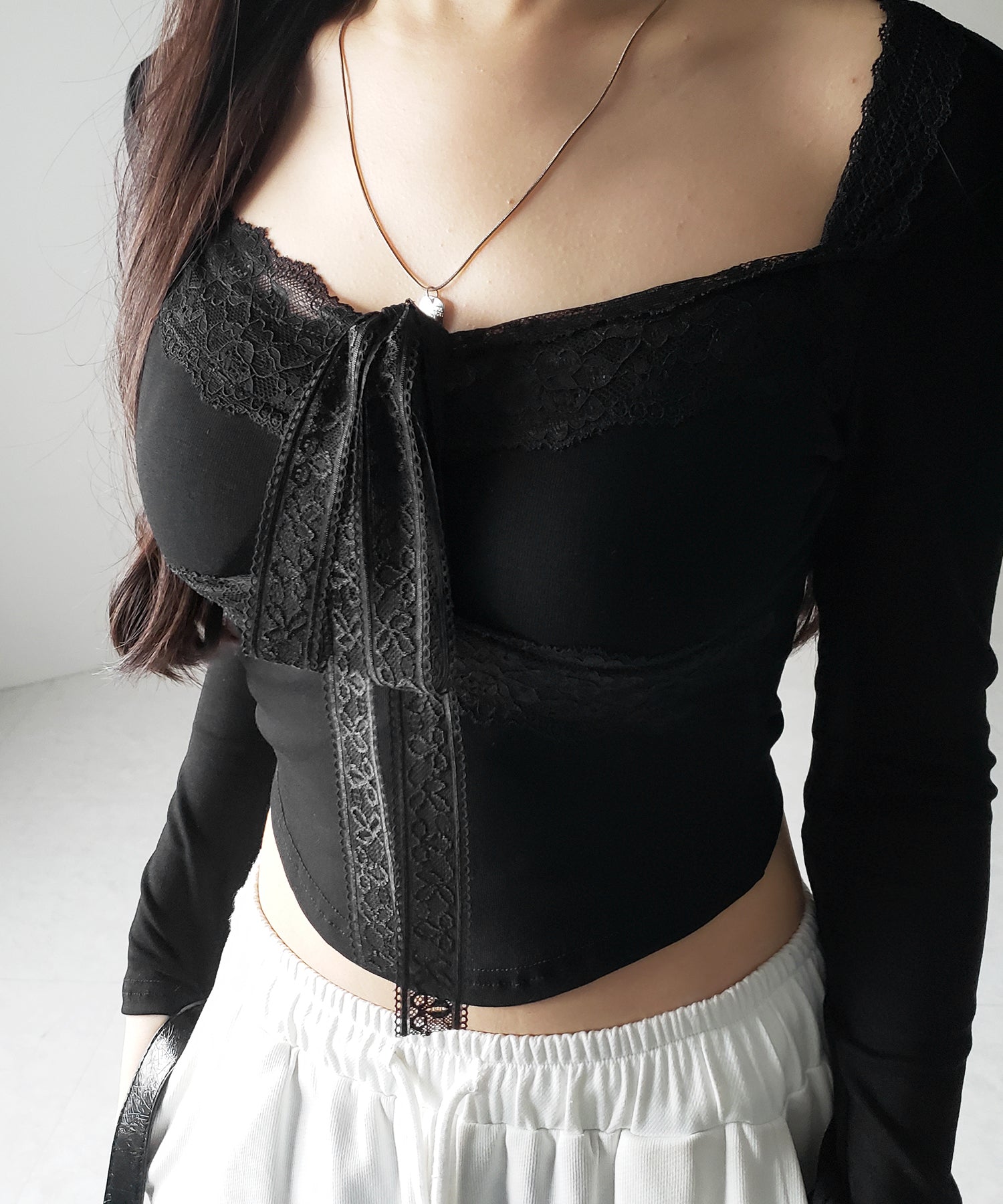 【 2color / 2WAY 】クロスネックレースリボンスクエアカットソートップス / cross neck lace ribbon square cutsaw tops