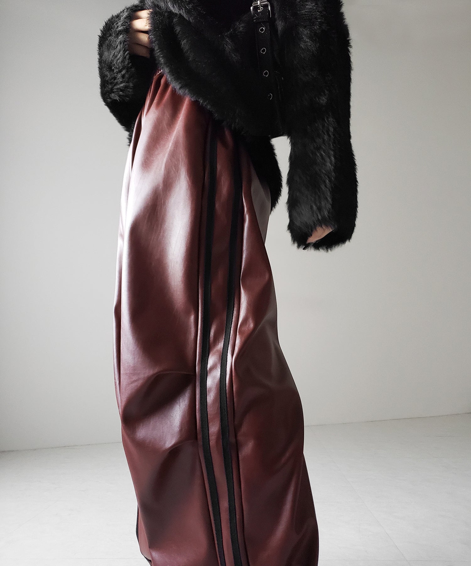 【 選べる4size / 2color 】2WAY サイドラインフェイクレザーワイドパンツ / 2WAY Sideline fake leather wide pants