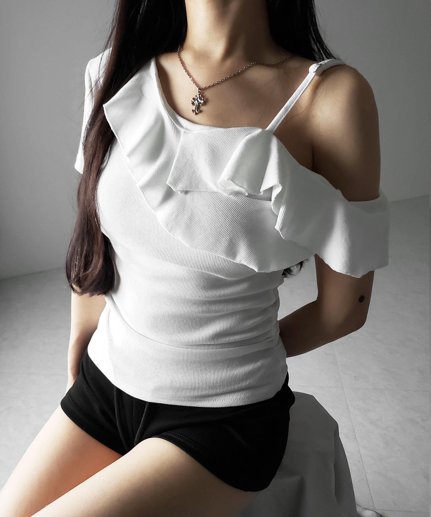 ワンショルストラップフリルリブTシャツ / one shoulder strap frill ribbed T-shirt