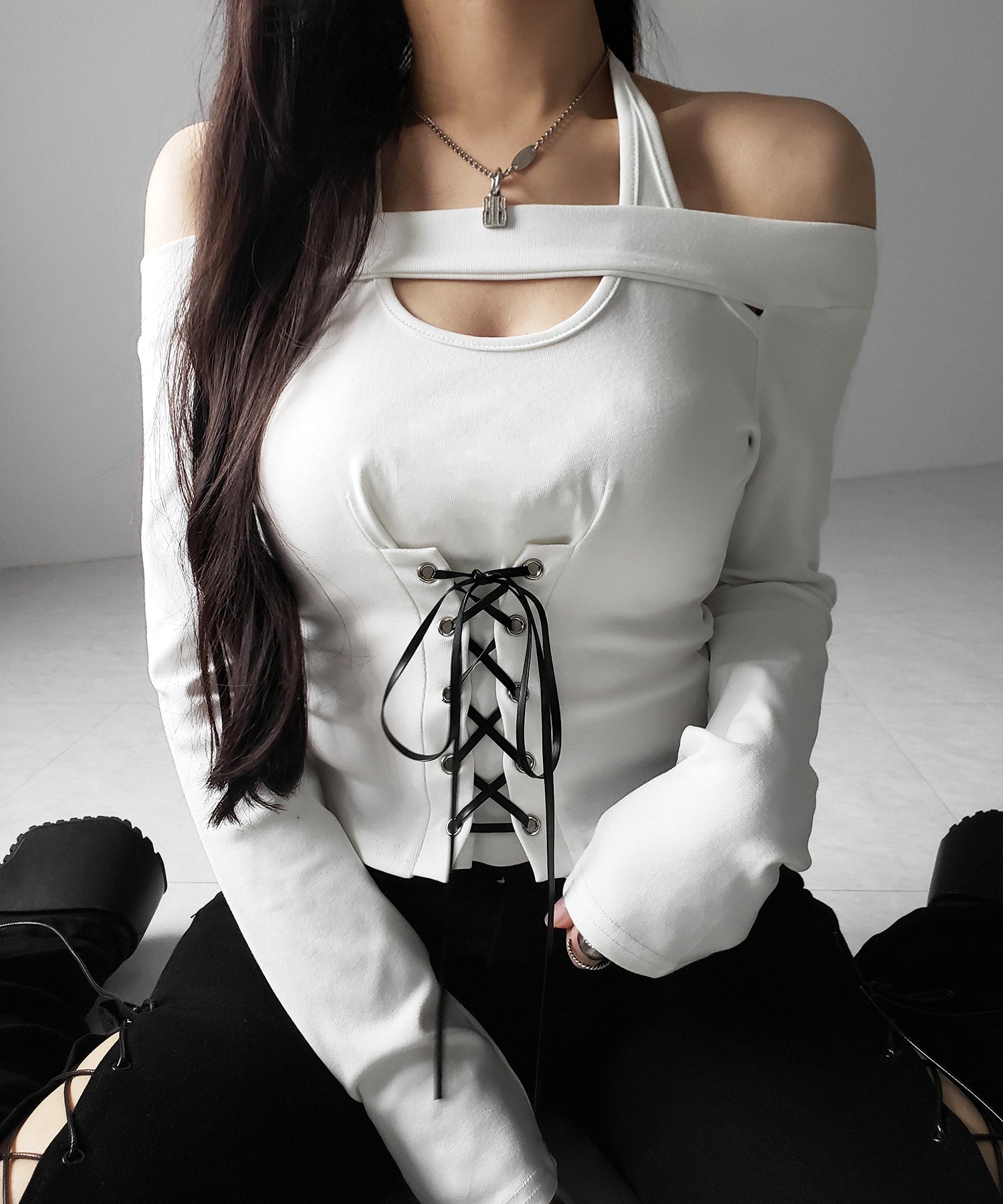 レースアップカットアウトホルターオフショルトップス / laceup cutout halter offshoulder tops