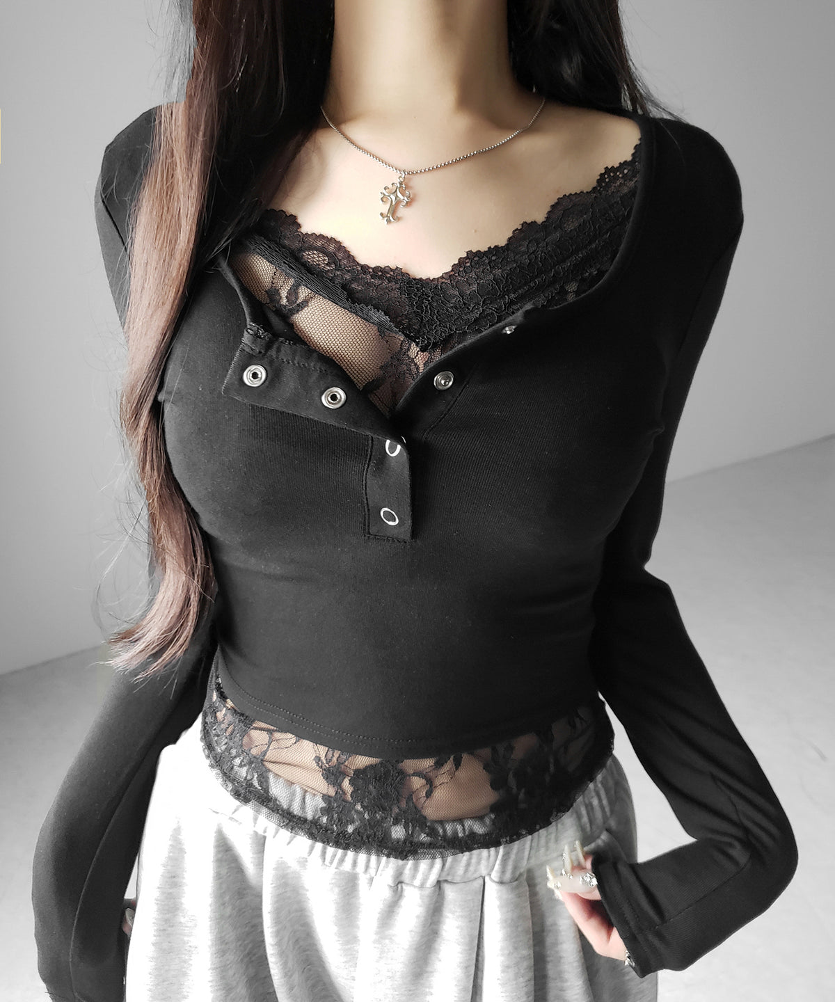 【 人気アイテムの長袖verが新登場! 】レースレイヤードヘンリーネックスクエア長袖Tシャツ / lace layered henley neck square long sleeve T-shirt