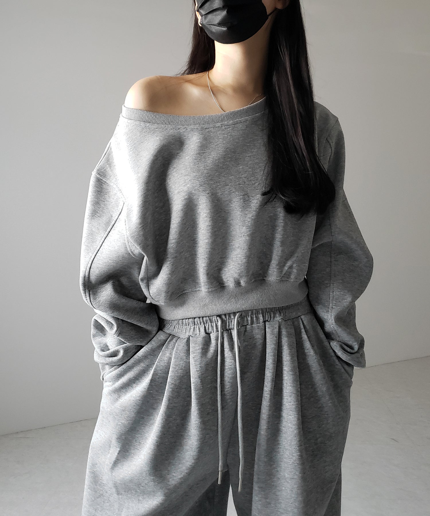 【 セットアップ 】ワンショルダーショートスウェットトップス + タックワイドパンツ SET / off shoulder short sweat tops & tack wide pants SET
