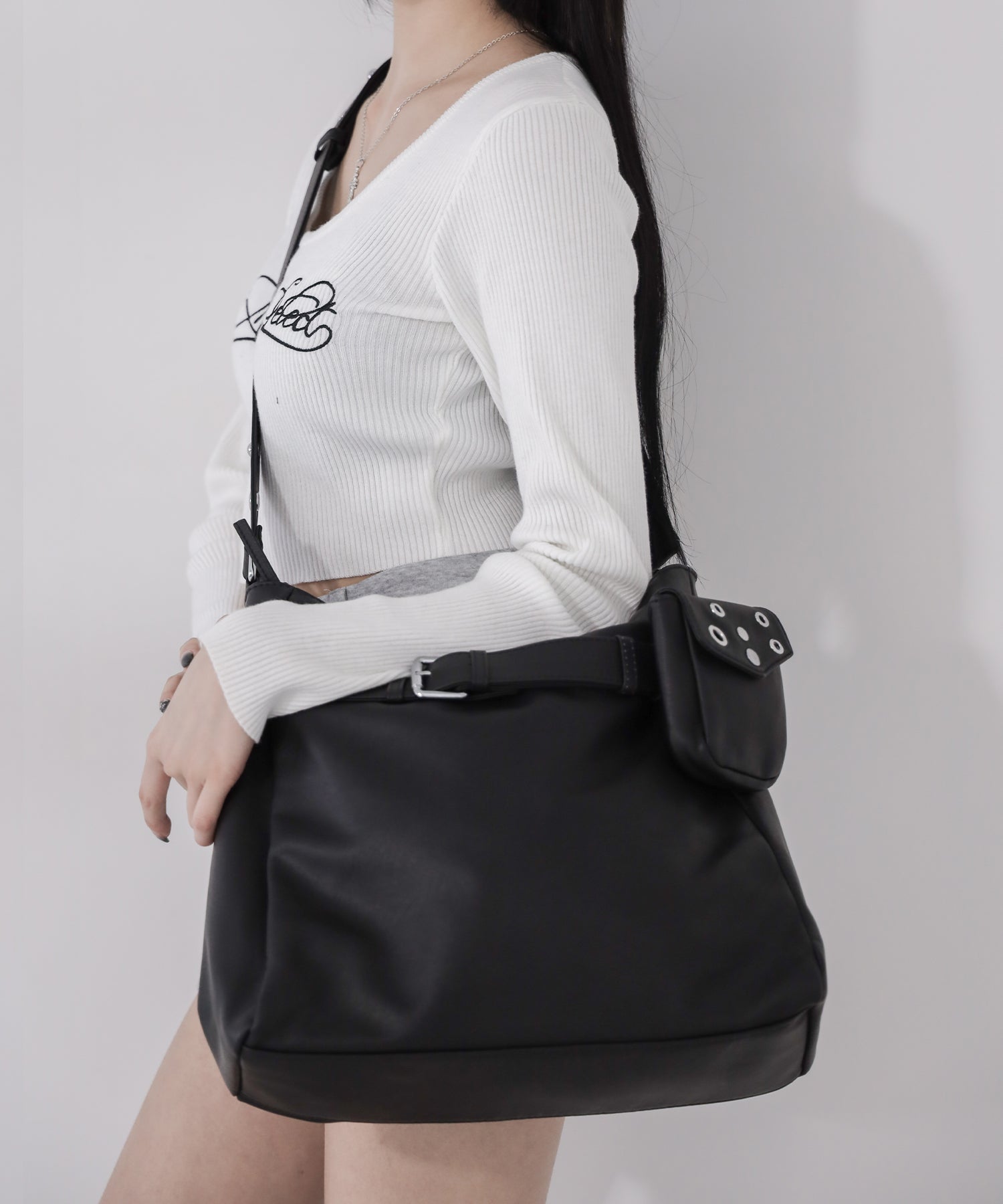 【 A4収納可 】ミニポーチ付きスタッズベルトヴィンテージフェイクレザーショルダーバッグ / mini poach SET studs belt vintage fake leather shoulder bag