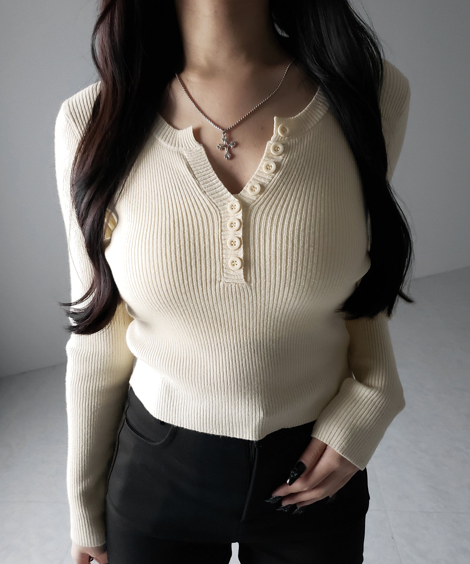 キーネックボタンデザインクロップドリブニット