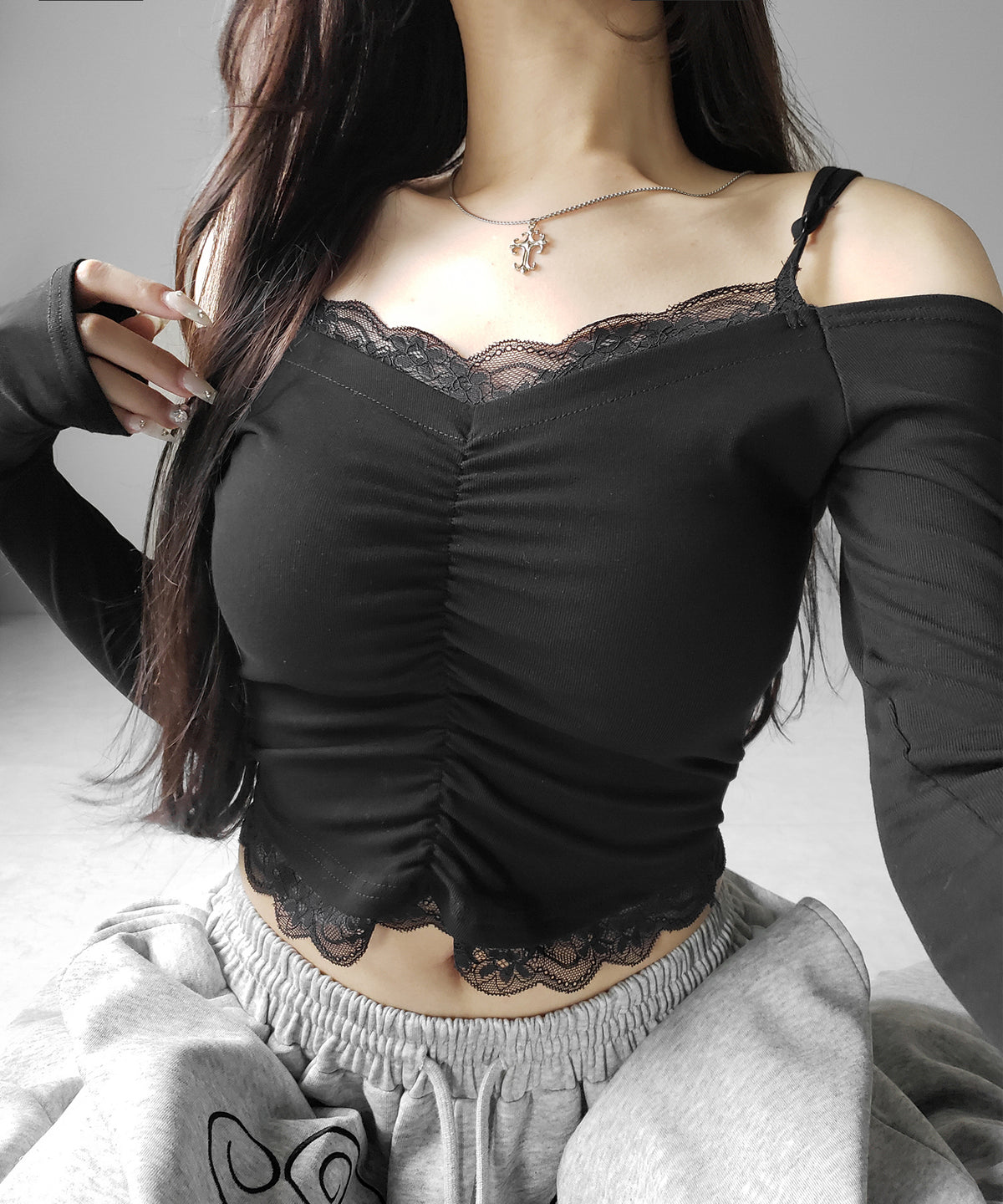 レースレイヤードギャザーオフショル長袖Tシャツ / lace layered gather off-shoulder long-sleeved T-shirts