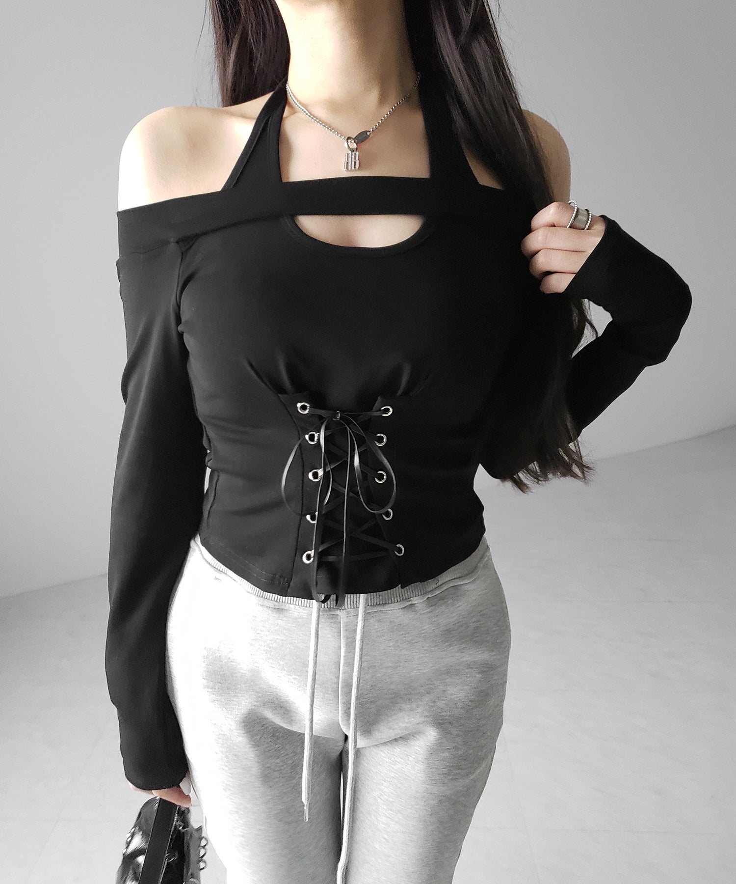 レースアップカットアウトホルターオフショルトップス / laceup cutout halter offshoulder tops