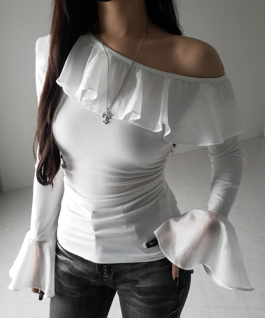 【 2color 】ワンショルボリュームフリルカットソートップス / one shoulder volume frill cutsew tops