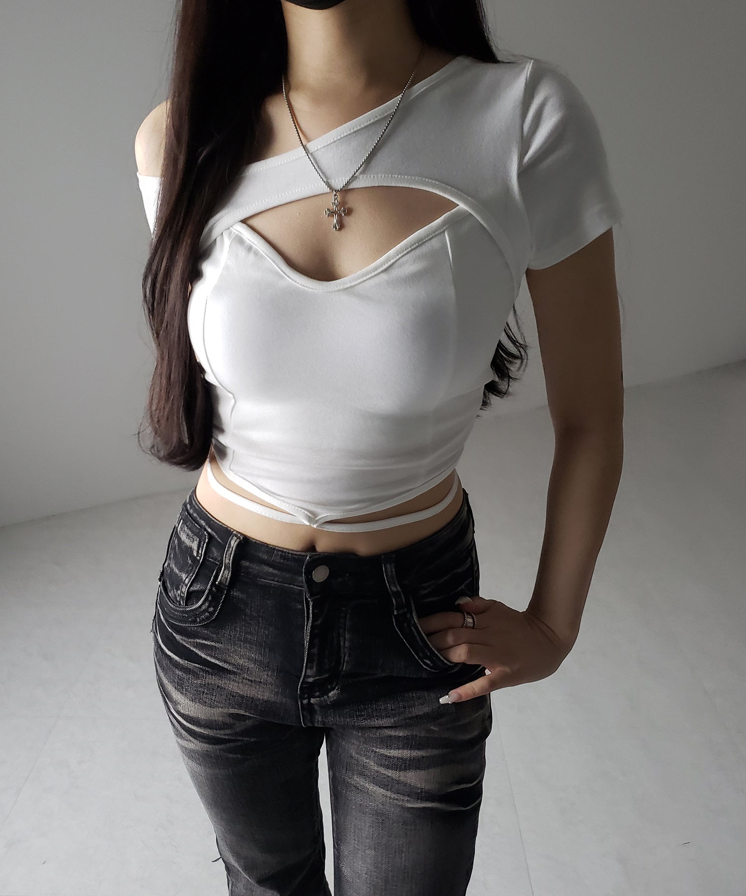 【 2color 】胸開きカットアウトクロスストラップワンショルダーTシャツ / open chest cutout cross strap one shoulder T-shirts