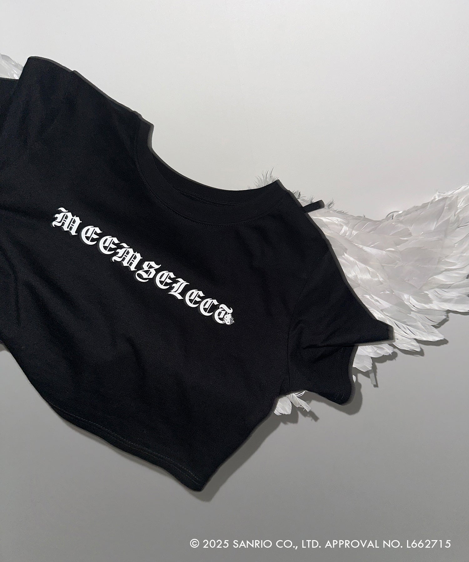 【 HELLO KITTY × me+em select 】ハローキティグランジロゴショートちびTシャツ / Hello Kitty grunge logo short chibi T-shirt 【 セットアップ着用可能 】