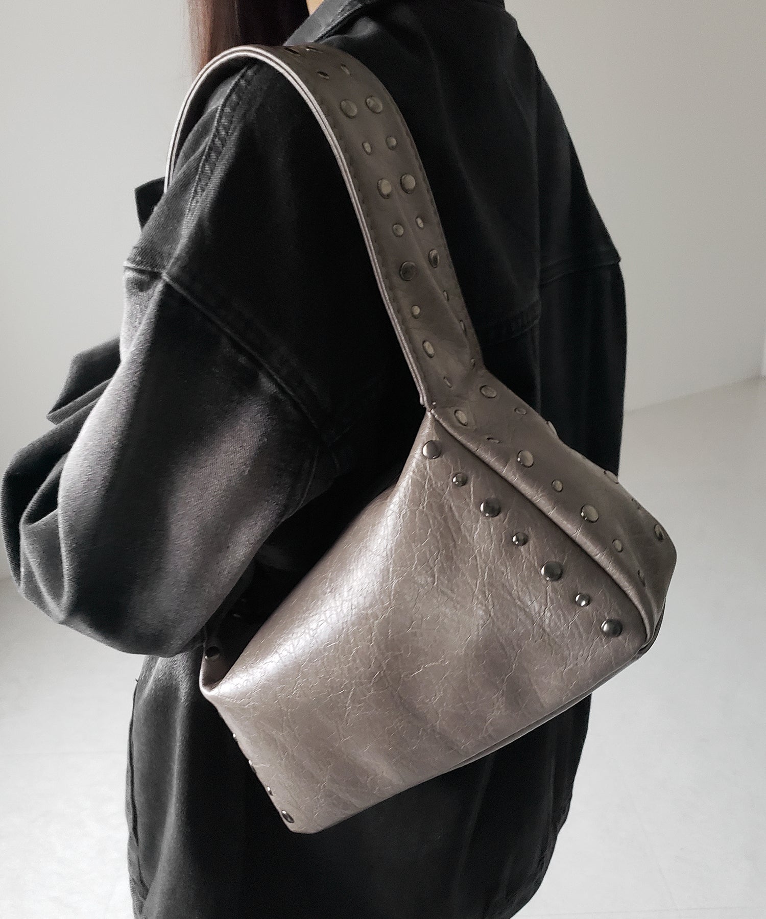 スタッズデザインスクエアショルダーバッグ / stud design square shoulder bag