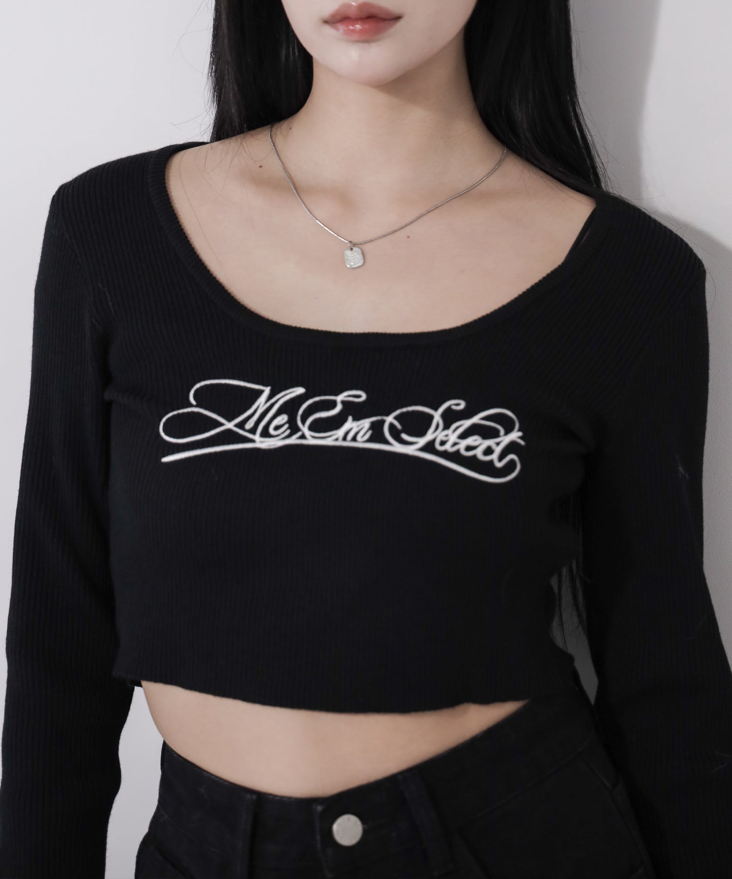 レタリングロゴ刺繍スクエアネックショートリブニットトップス / lettering logo embroidery square neck short rib knit tops