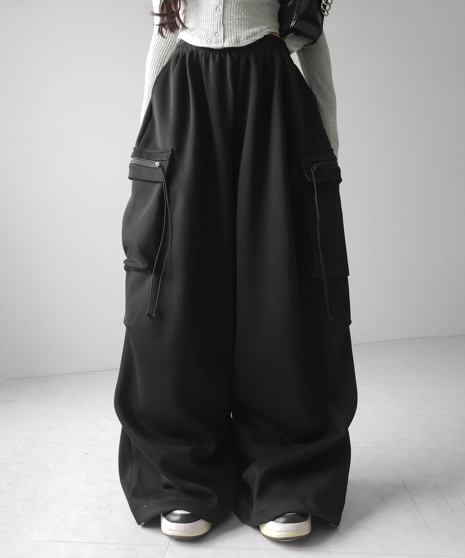 【 裾絞り可能2WAY 】ドローコードタックワイドカーゴスウェットパンツ / drawcord tuck wide cargo sweatpants