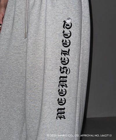 【 HELLO KITTY × me+em select 】ハローキティグランジロゴワイドスウェットパンツ / Hello Kitty grunge logo wide sweatpants 【 セットアップ着用可能 】