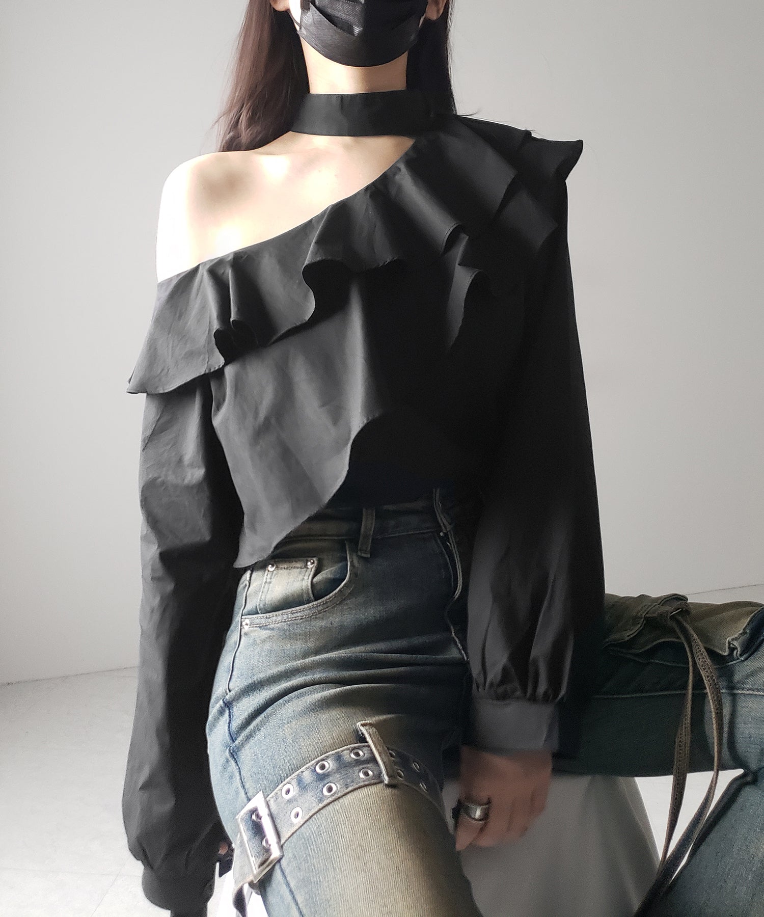 【 2color 】チョーカーフリルワンショルダーブラウス / choker frill one shoulder blouse