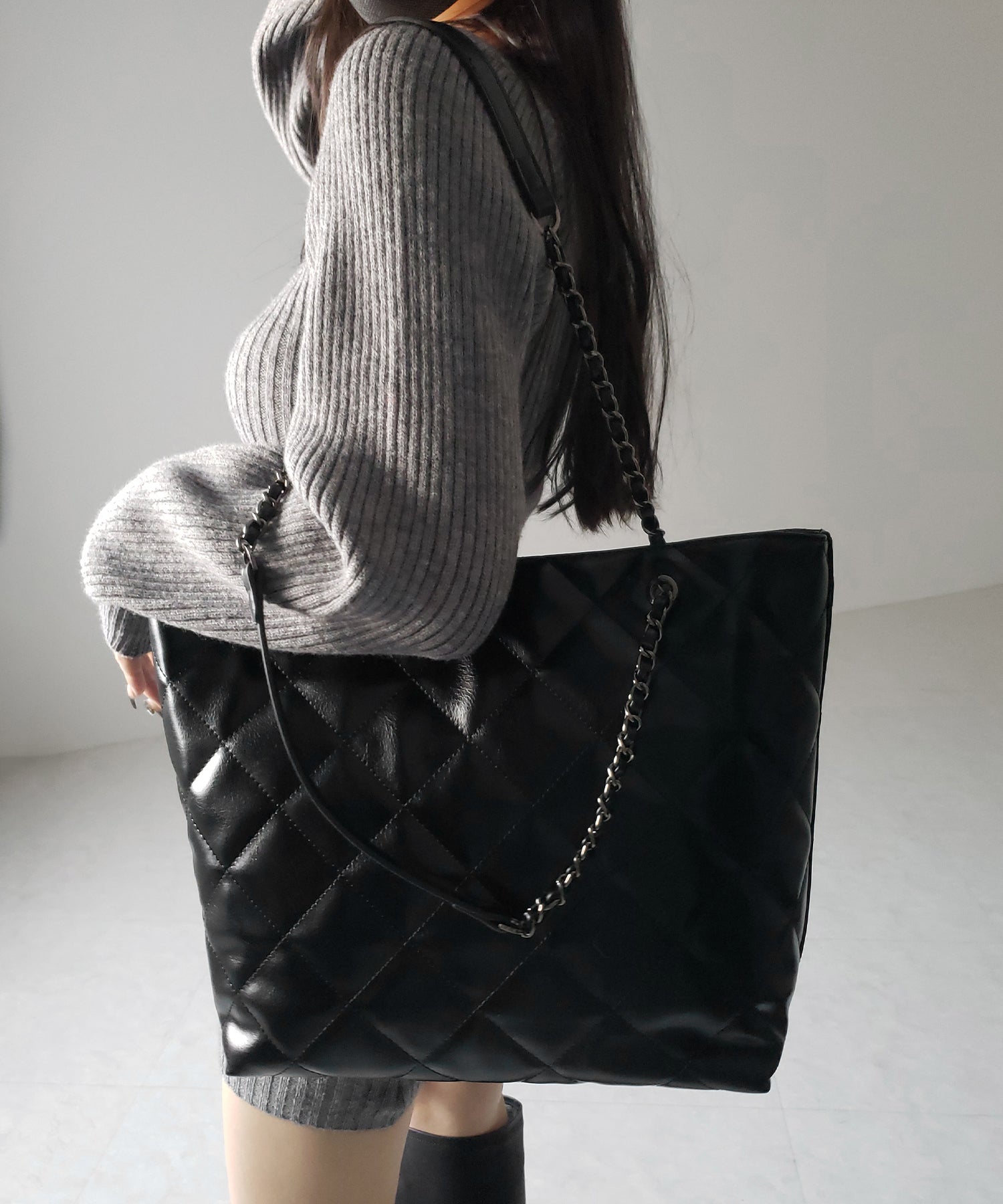 【 A4収納可 】キルティングチェーンスクエアトートショルダーバッグ / quilting chain square tote shoulder bag