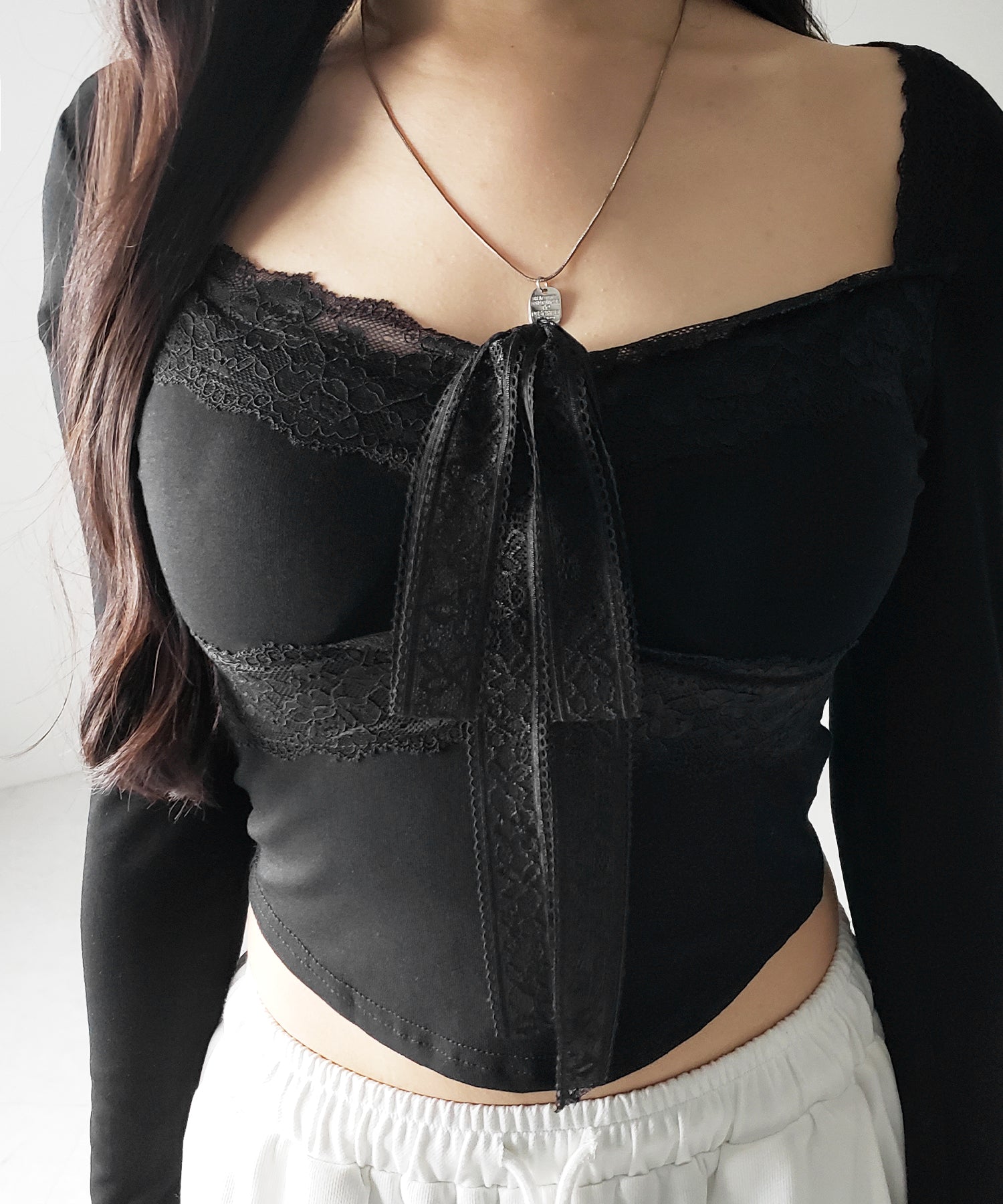 【 2color / 2WAY 】クロスネックレースリボンスクエアカットソートップス / cross neck lace ribbon square cutsaw tops
