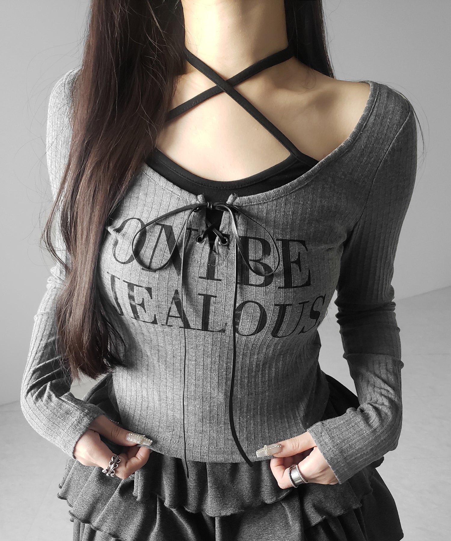 【 クロスネックにできる2WAY 】レースアップフェイクレイヤードロゴカットソートップス / laceup fake layered logo cutsew tops