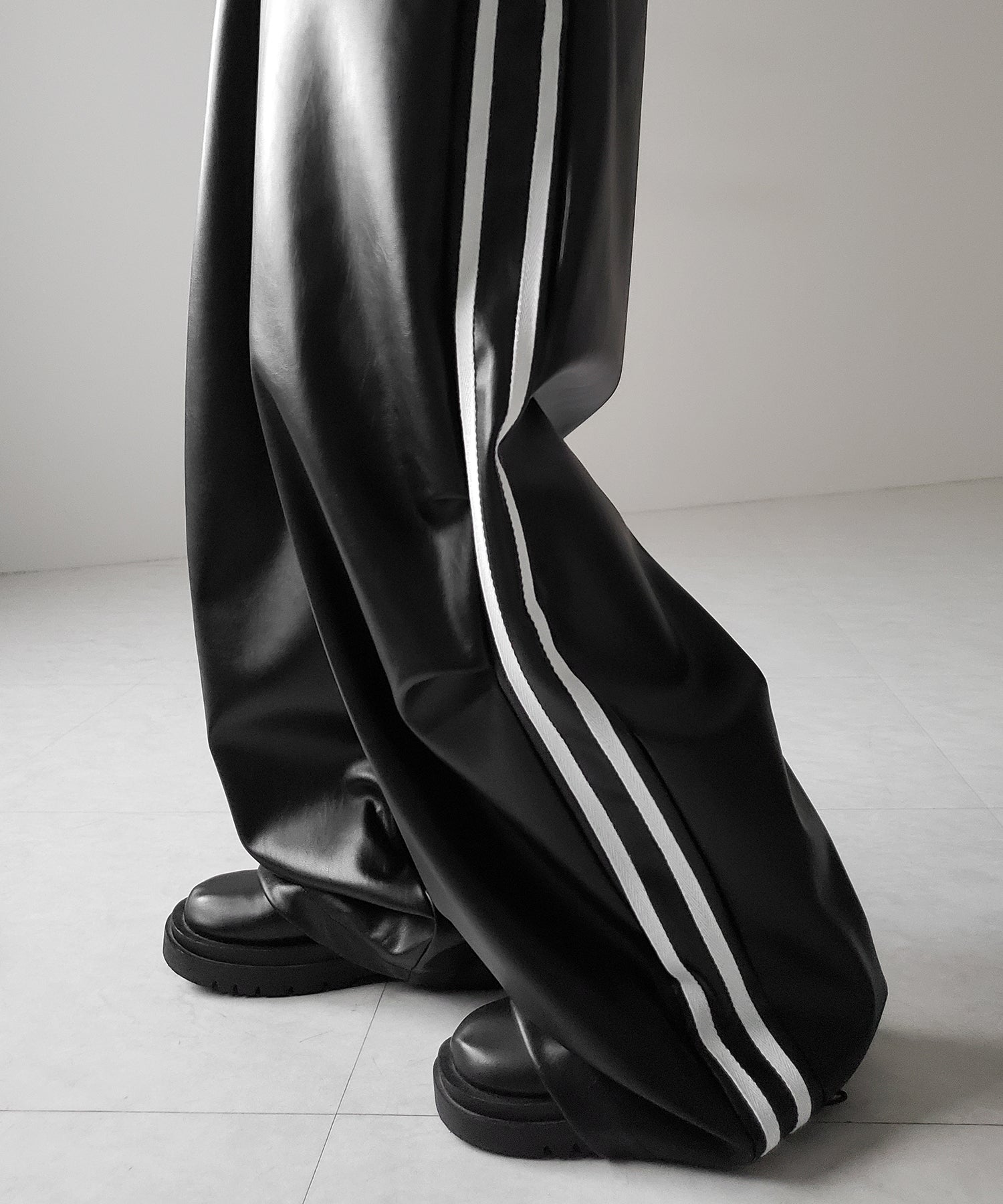 2WAY サイドラインフェイクレザーワイドパンツ / 2WAY Sideline fake leather wide pants