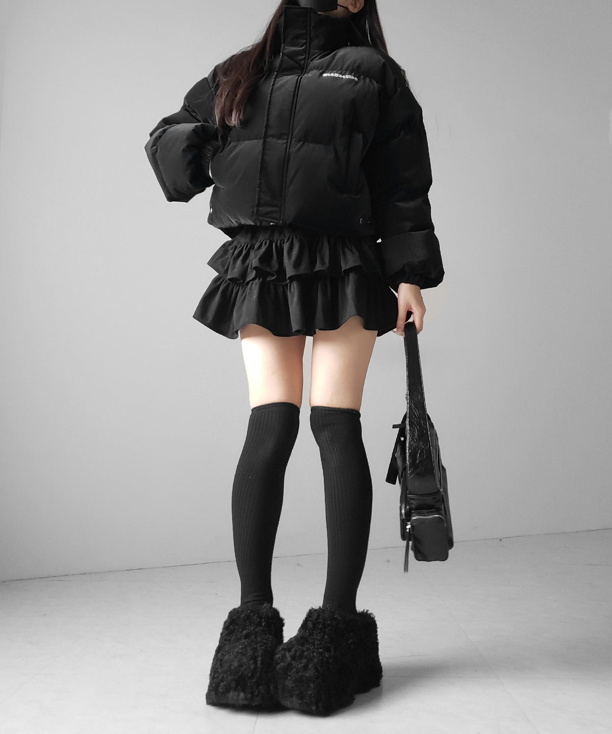 【 新色ピンクが追加! 】グランジロゴ刺繍ショートパフ中綿ジャケット / grunge logo embroidery short puff fake down jacket