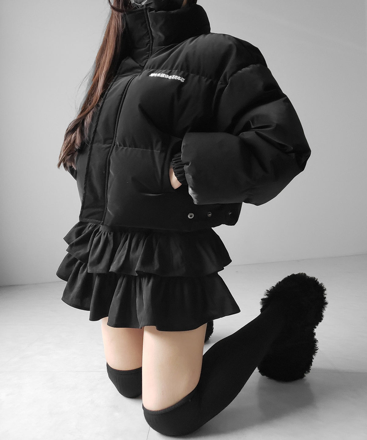 【 新色ピンクが追加! 】グランジロゴ刺繍ショートパフ中綿ジャケット / grunge logo embroidery short puff fake down jacket