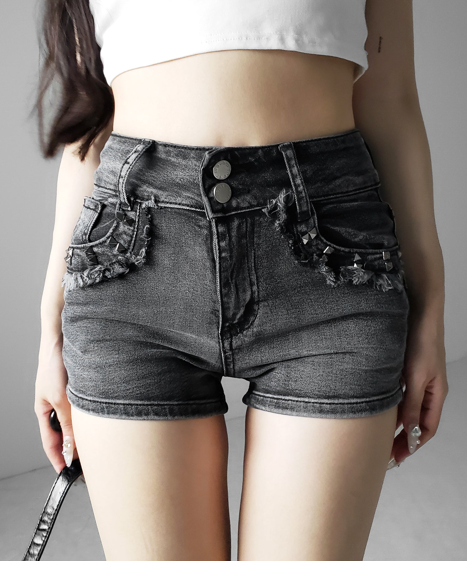 ヴィンテージライクスタッズスリムフィットデニムショートパンツ / vintage like studded slim-fit denim shorts