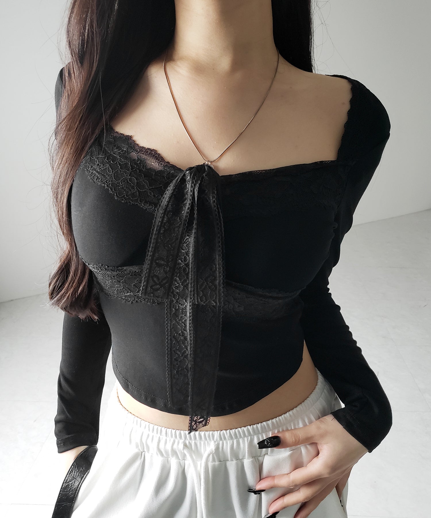 【 2color / 2WAY 】クロスネックレースリボンスクエアカットソートップス / cross neck lace ribbon square cutsaw tops