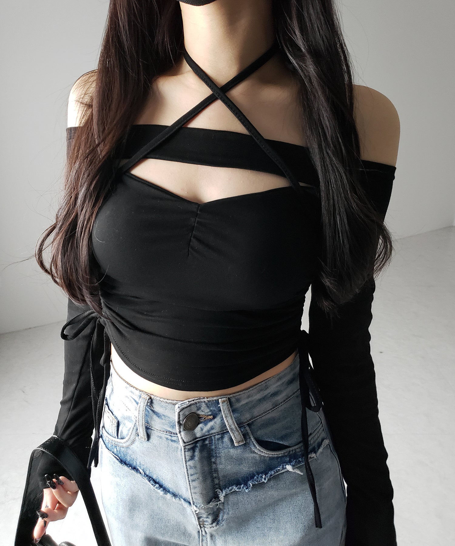 【 新色ピンク追加! / 2WAY 】クロスストラップリボンカットアウトオフショルトップス / cross strap ribbon cutout offshoulder tops