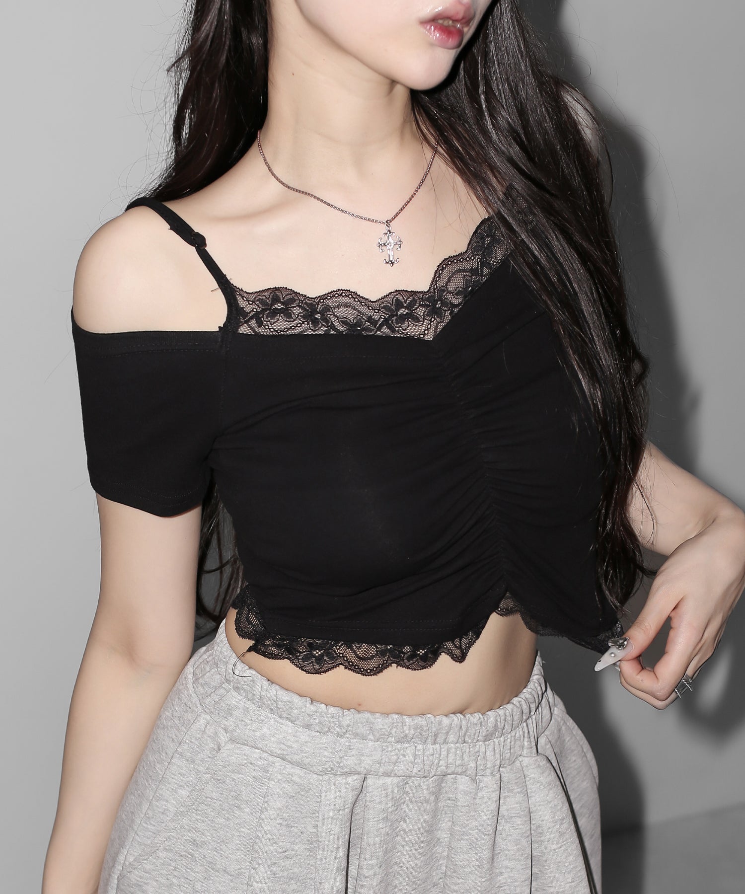 レースドッキングシャーリング半袖オフショルトップス / lace docking shirring short-sleeved off-shoulder tops