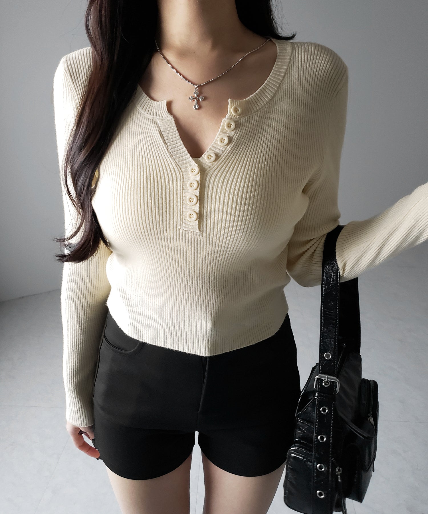 キーネックボタンデザインクロップドリブニット